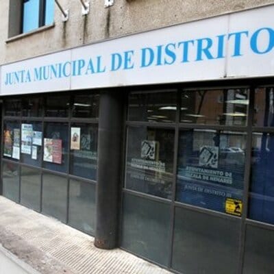 Frontal de la entrada a la Junta Municipal de Distrito III de Alcalá de Henares
