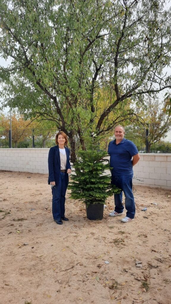 Directora el IES Francisca de Pedraza y Presidente de 1 MACC junto a un Abeto donado al instituto